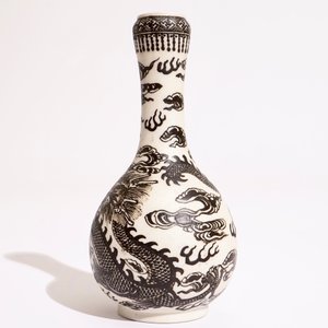A Chinese black-enamelled biscuit porcelain "dragon" vase, Xuande mark, 18/19th C. — photo 4