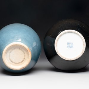 A Chinese black-glazed bottle vase, a blue-glazed jar and a powder-blue 'gu' vase on a wooden stand, Qianlong mark, 19/20th C. — photo 11