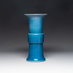 A Chinese black-glazed bottle vase, a blue-glazed jar and a powder-blue 'gu' vase on a wooden stand, Qianlong mark, 19/20th C. — photo 2