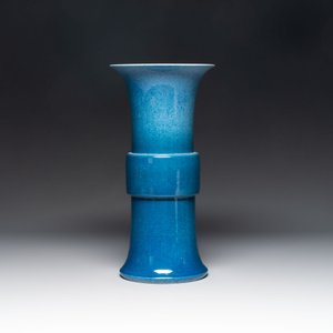 A Chinese black-glazed bottle vase, a blue-glazed jar and a powder-blue 'gu' vase on a wooden stand, Qianlong mark, 19/20th C. — photo 3