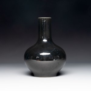 A Chinese black-glazed bottle vase, a blue-glazed jar and a powder-blue 'gu' vase on a wooden stand, Qianlong mark, 19/20th C. — photo 6