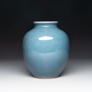 A Chinese black-glazed bottle vase, a blue-glazed jar and a powder-blue 'gu' vase on a wooden stand, Qianlong mark, 19/20th C. — photo 8