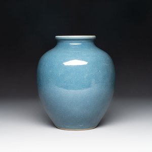 A Chinese black-glazed bottle vase, a blue-glazed jar and a powder-blue 'gu' vase on a wooden stand, Qianlong mark, 19/20th C. — photo 9