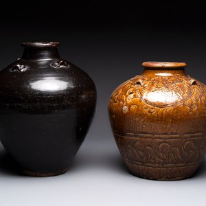 A Chinese black-glazed jar and a brown-glazed jar, Ming/Qing — 照片 1