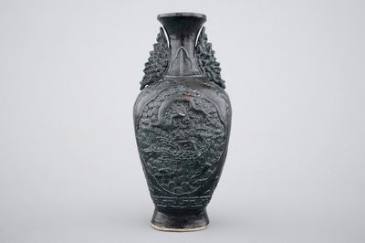Un vase en relief de couleur noir, Chine, 19/20ème