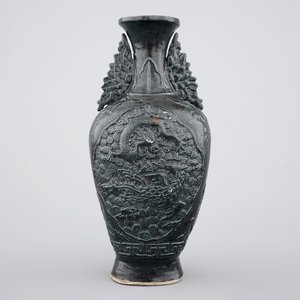 A Chinese black glazed relief-moulded vase, 19/20th C. — photo 1
