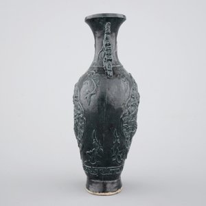 A Chinese black glazed relief-moulded vase, 19/20th C. — photo 2