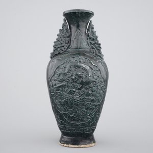 A Chinese black glazed relief-moulded vase, 19/20th C. — photo 3