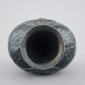 A Chinese black glazed relief-moulded vase, 19/20th C. — photo 5