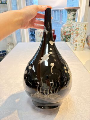 A Chinese black-glazed reverse-decorated bottle vase, 20th C. — photo 1