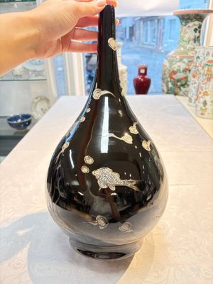 A Chinese black-glazed reverse-decorated bottle vase, 20th C. — photo 2