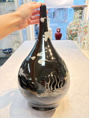 A Chinese black-glazed reverse-decorated bottle vase, 20th C. — photo 3