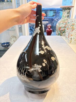 A Chinese black-glazed reverse-decorated bottle vase, 20th C. — photo 4