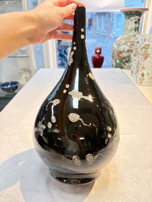 A Chinese black-glazed reverse-decorated bottle vase, 20th C. — photo 5