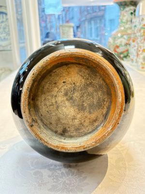 A Chinese black-glazed reverse-decorated bottle vase, 20th C. — photo 9