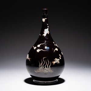A Chinese black-glazed reverse-decorated bottle vase, 20th C. — photo 1