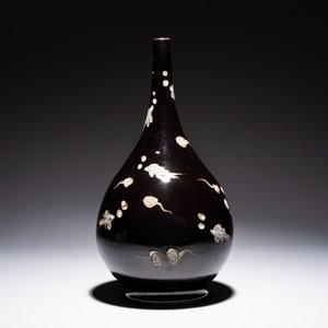 A Chinese black-glazed reverse-decorated bottle vase, 20th C. — photo 2