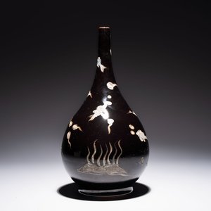 A Chinese black-glazed reverse-decorated bottle vase, 20th C. — photo 3