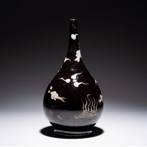 A Chinese black-glazed reverse-decorated bottle vase, 20th C. — photo 4