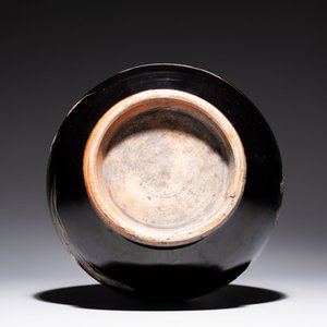 A Chinese black-glazed reverse-decorated bottle vase, 20th C. — photo 6
