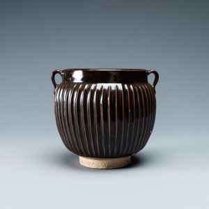 A Chinese black-glazed ribbed two-handled jar, Northern Song or Jin — 照片 2