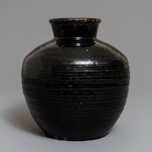 A Chinese black-glazed stoneware jar, Song — 照片 1