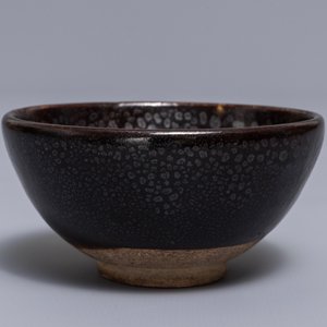 A Chinese black-glazed tea bowl with oil spots, Song or later — 照片 2
