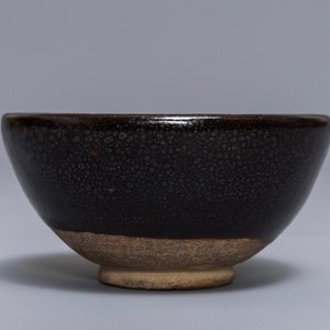 A Chinese black-glazed tea bowl with oil spots, Song or later — 照片 5