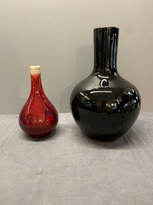 A Chinese black-glazed 'tianqiu ping' vase and a flambé-glazed bottle vase, 19/20th C. — photo 1