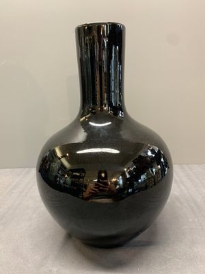 A Chinese black-glazed 'tianqiu ping' vase and a flambé-glazed bottle vase, 19/20th C. — photo 11