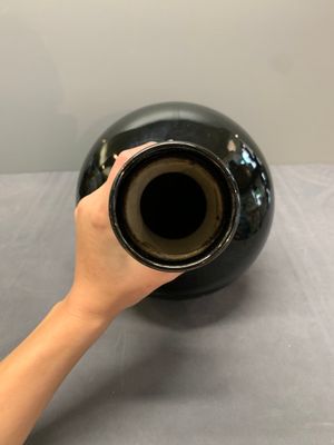 A Chinese black-glazed 'tianqiu ping' vase and a flambé-glazed bottle vase, 19/20th C. — photo 12