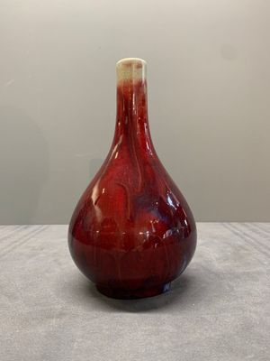 A Chinese black-glazed 'tianqiu ping' vase and a flambé-glazed bottle vase, 19/20th C. — photo 2