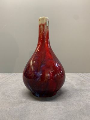 A Chinese black-glazed 'tianqiu ping' vase and a flambé-glazed bottle vase, 19/20th C. — photo 3