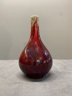 A Chinese black-glazed 'tianqiu ping' vase and a flambé-glazed bottle vase, 19/20th C. — photo 4