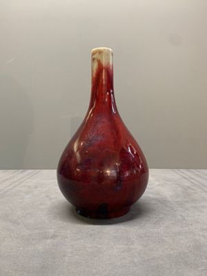 A Chinese black-glazed 'tianqiu ping' vase and a flambé-glazed bottle vase, 19/20th C. — photo 5
