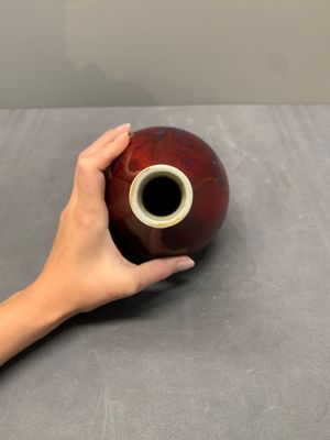 A Chinese black-glazed 'tianqiu ping' vase and a flambé-glazed bottle vase, 19/20th C. — photo 6
