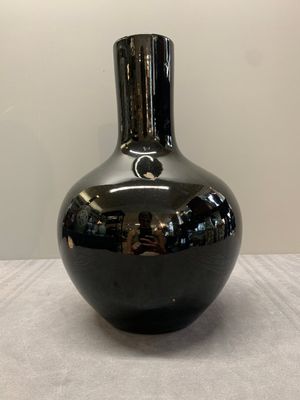 A Chinese black-glazed 'tianqiu ping' vase and a flambé-glazed bottle vase, 19/20th C. — photo 8