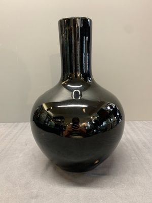 A Chinese black-glazed 'tianqiu ping' vase and a flambé-glazed bottle vase, 19/20th C. — photo 9