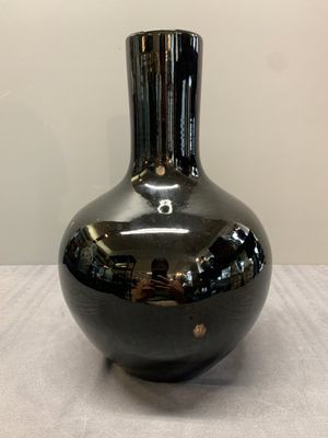 A Chinese black-glazed 'tianqiu ping' vase and a flambé-glazed bottle vase, 19/20th C. — photo 10