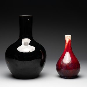 A Chinese black-glazed 'tianqiu ping' vase and a flambé-glazed bottle vase, 19/20th C. — photo 1