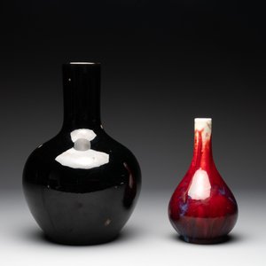 A Chinese black-glazed 'tianqiu ping' vase and a flambé-glazed bottle vase, 19/20th C. — photo 3