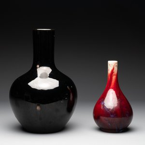 A Chinese black-glazed 'tianqiu ping' vase and a flambé-glazed bottle vase, 19/20th C. — photo 4