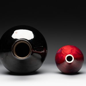 A Chinese black-glazed 'tianqiu ping' vase and a flambé-glazed bottle vase, 19/20th C. — photo 5