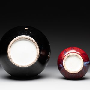 A Chinese black-glazed 'tianqiu ping' vase and a flambé-glazed bottle vase, 19/20th C. — photo 6
