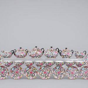 A Chinese black ground and famille rose tea service, ca. 1900, marked Qianlong — photo 1