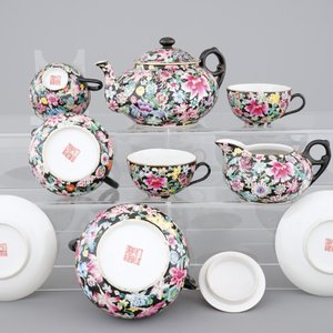 A Chinese black ground and famille rose tea service, ca. 1900, marked Qianlong — photo 3