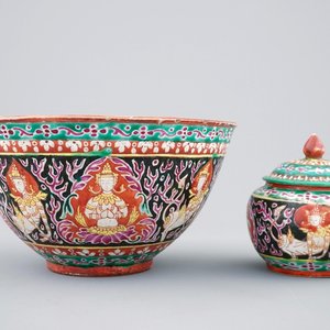 A Chinese black-ground Bencharong bowl and covered jar for the Thai market, 19th C. — 照片 1