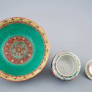 A Chinese black-ground Bencharong bowl and covered jar for the Thai market, 19th C. — 照片 5