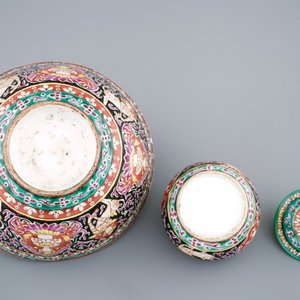 A Chinese black-ground Bencharong bowl and covered jar for the Thai market, 19th C. — 照片 6
