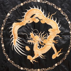A Chinese black-ground embroidered silk panel with a four-clawed dragon, 19th C. — photo 3